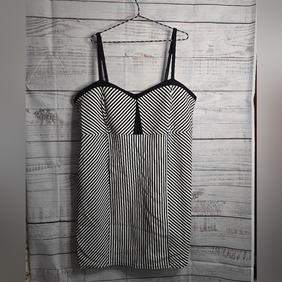 Torrid Black And White Stripped Bodycon Mini Dress Plus Size 26 - Picture 1 of 6